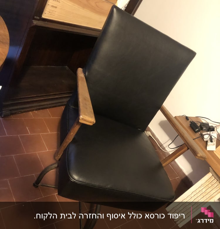 כיסא מרופד בעור שחור עם רגלי מתכת